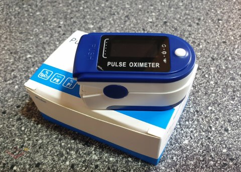 Medyczny Pulsoksymetr Pulsometr palec 30-240 BPM