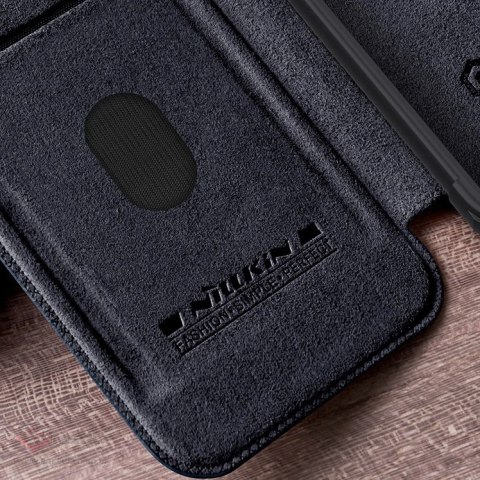 Skórzane etui z klapką Nillkin Qin Pro Leather do iPhone 15 z osłoną aparatu - czarne