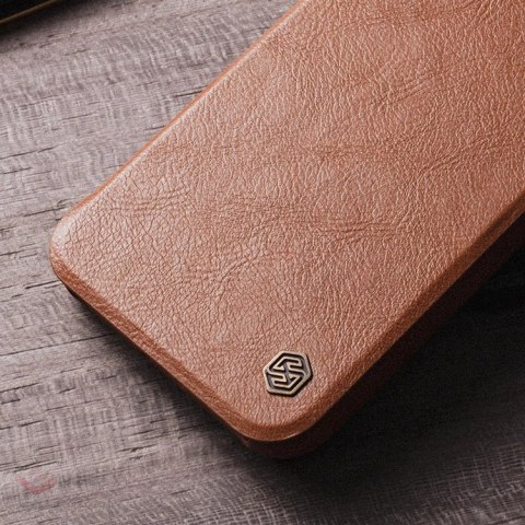 Skórzane etui z klapką Nillkin Qin Pro Leather do iPhone 15 z osłoną aparatu - czarne