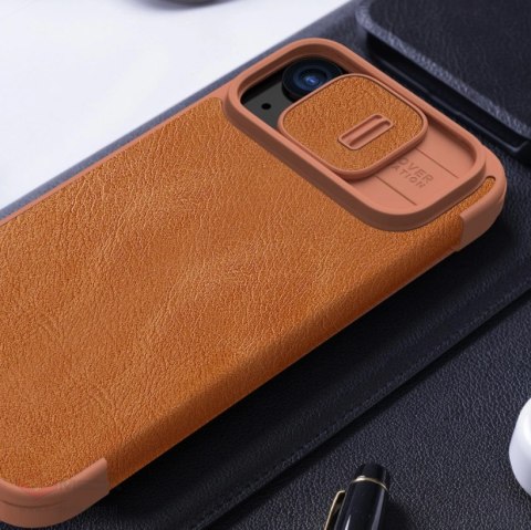 Skórzane etui z klapką Nillkin Qin Pro Leather do iPhone 15 z osłoną aparatu - czarne