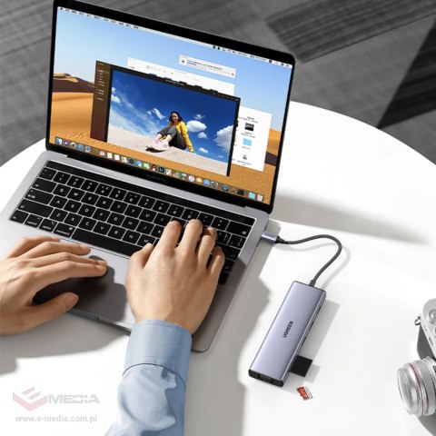 Adapter Ugreen CM498 15600 USB-C - 3x USB-A 3.0 / HDMI / VGA / RJ45 / czytnik kart SD / TF / USB-C PD - szary