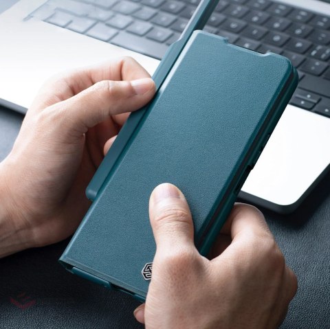 Skórzane etui z klapką i osłoną aparatu do Samsung Galaxy Z Fold 5 Nillkin Qin Leather Pro - czarne