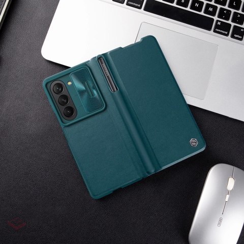 Skórzane etui z klapką i osłoną aparatu do Samsung Galaxy Z Fold 5 Nillkin Qin Leather Pro - czarne