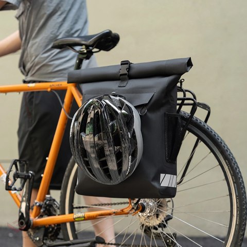 Sakwa rowerowa Rockbros z funkcją plecaka, wodoodporna, z zaczepem na kask 18l - czarna