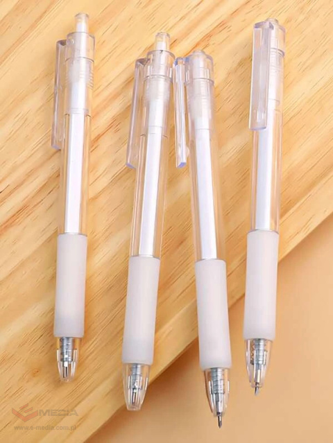 Utility knife for cutting paper in a pen