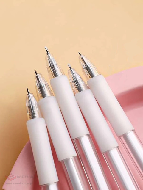 Utility knife for cutting paper in a pen