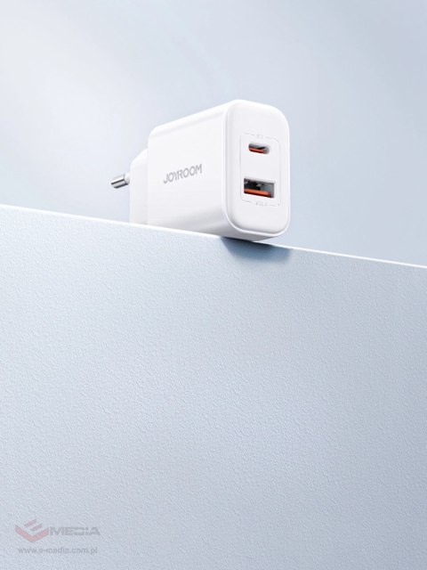 Szybka dwuportowa ładowarka sieciowa 20W USB-C / USB-A Joyroom JR-TCF05 - biała + kabel USB-C - Lightning 1m